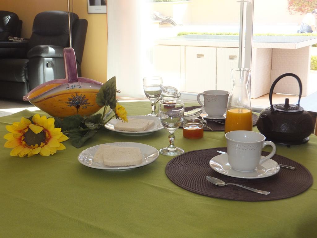 Les Lavandes Bed and Breakfast Alleins Habitación foto